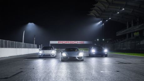 Hybrid-Modelle von Porsche im Dunkel der Nacht
